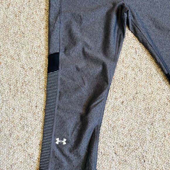 Under Armour Gray and Black Stretch Capris - Picture 2 of 9